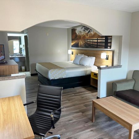 Days Inn & Suites By Wyndham Опелусас Экстерьер фото